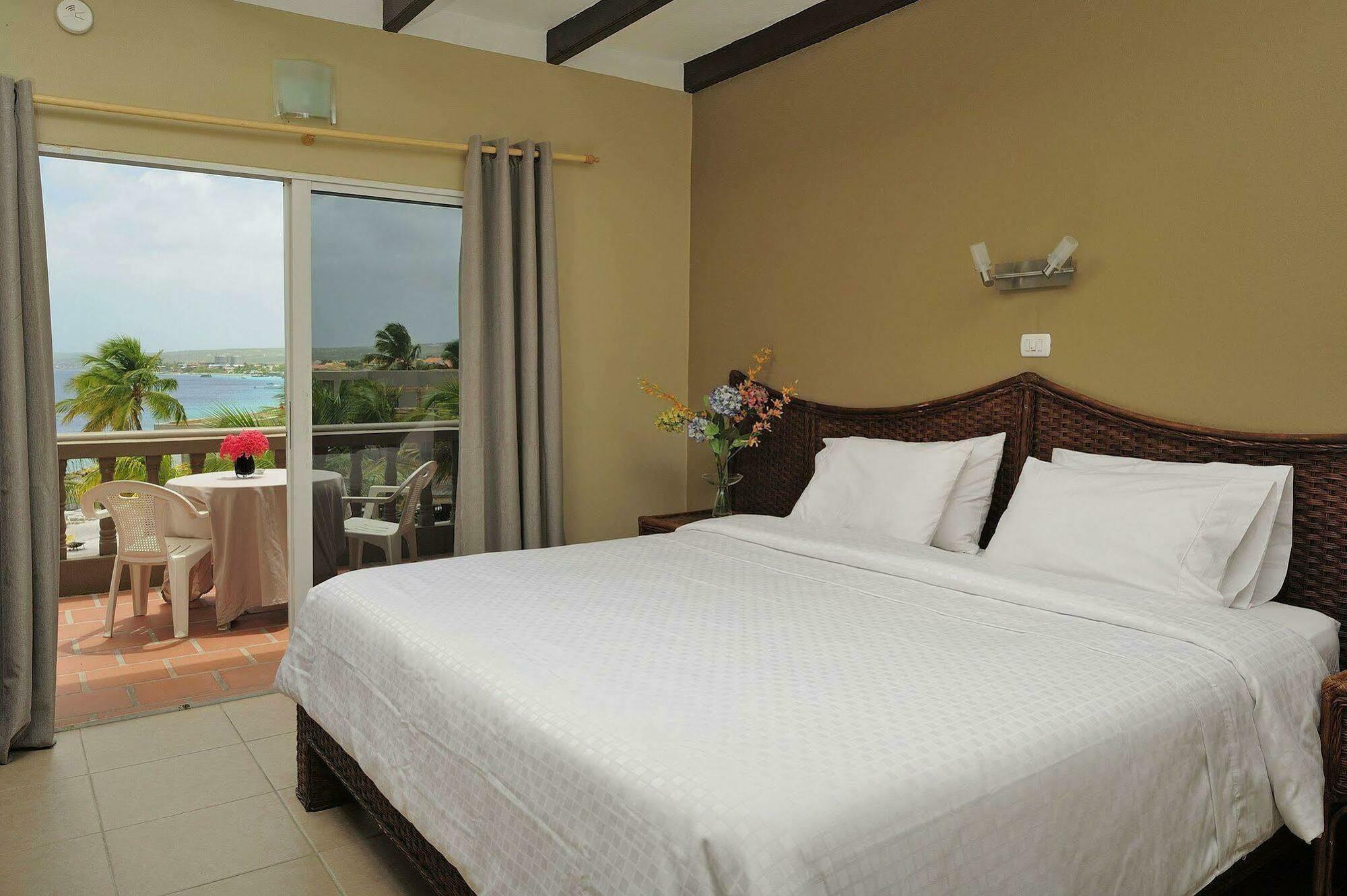 Eden Beach Resort - Bonaire Кралендижк Екстериор снимка